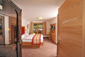 Suite mit Doppelbett, TV und Blick auf die Berge