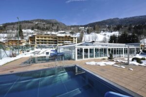 Aussenansicht Hotel mit Outdoorpool im Winter