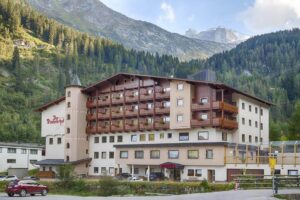 Aussenansicht Hotelanlage mit Bergkulisse im Sommer