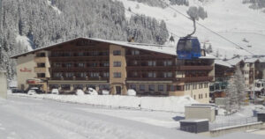 Aussenansicht Hotelanlage mit Gondel im Winter