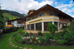 Aussenansicht Hotel aus Sicht der Gartenanlage im Sommer