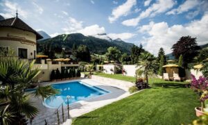 Aussenansicht Gartenanlage mit Outdoorpool im Sommer