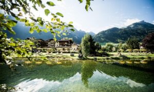 Aussenansicht Hotelanlage mit See und Bergkulisse