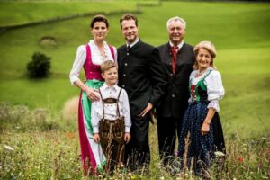 Gruppenfoto Gastgeberfamilie auf der Weide