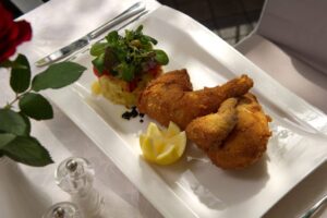 gebackenes Huhn mit Salat und Zitrone