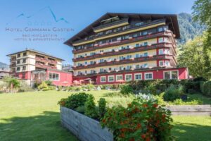 Aussenansicht Hotel mit Garten im Sommer