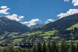 Blick über Tal und Berge vom Hotel aus