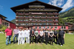 Gruppenfoto Team vor Hotel im Sommer