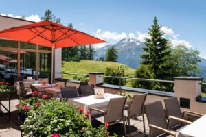 Terrasse mit Aussicht auf die Berge