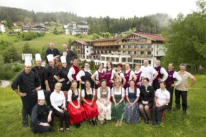 Gruppenfoto gesamtes Team im Garten