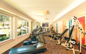 Lehrbetrieb Hotel Kristall Fitnessraum Sportgeraete Kraftkammer Laufband .jpg