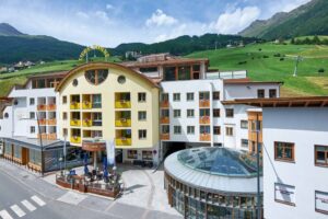 Aussenansicht Hotelanlage mit Blick auf die Berge