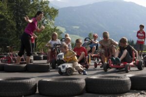 Kinderrennen mit Gokart und Tretauto