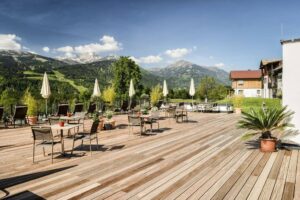 Ansich Terrasse mit Blick auf die Berge im Sommer