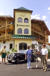 Aussenanicht Hoteleingang mit Oldtimer und Gästen davor