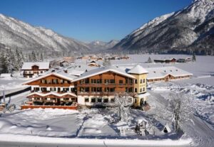 Aussenansicht Hotelanlage im Winter