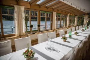 Hotelrestaurant dekorierte Tafel mit Aussicht auf See