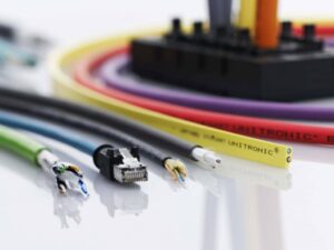 Detailansicht verschiedene Kabel und Stecker