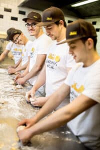 Lehrbetrieb Stroeck Junge Maenner Kneten Teig Formen Semmeln Backen Baeckerei