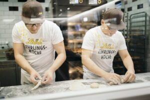 Lehrbetrieb Stroeck Zwei Junge Maenner Lehrlinge Baecker Formen Teig Backen Baeckerei Zopf