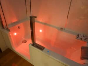 Badewanne mit Glastür rot beleuchtet