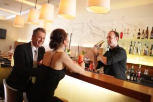 Pärchen genießt Cocktail an der Hotelbar