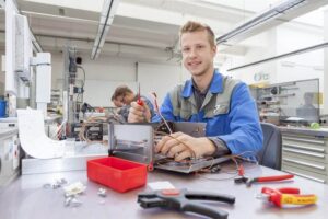 Lehrling Elektrotechnik bei der Arbeit