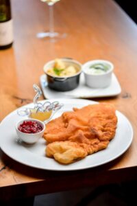 Hauptspeise Schnitzel mit Preiselbeeren