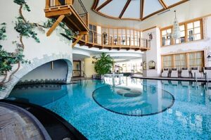 Indoorpool im Wellnessbereich