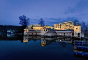 Aussenansicht beleuchtete Hotelanlage