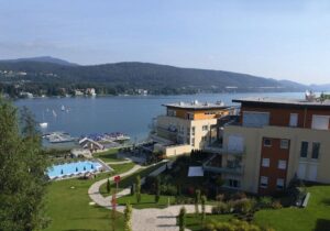 Aussenansicht Hotelanlage mit Blick auf See