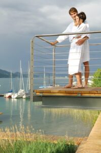 Pärchen im Bademantel genießt Blick auf den See