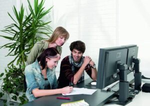 Lehrlinge mit Ausbildnerin bei der Arbeit im Büro