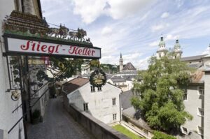 aussicht auf die Altstadt mit Eingang zum Stiegl-Keller im Vordergrund