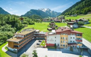 Luftaufnahme Hotelanlage mit Bergkulisse im Sommer