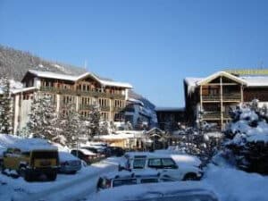 Aussenansicht Hotelanlage mit Parkplatz im Winter