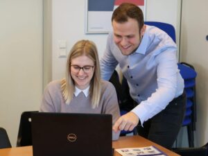 Brenntag Mitarbeiter zeigt Kollegin etwas auf dem Laptop