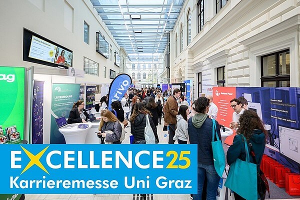 Lehrlingsportal.at Breiter Korridor mit Ständen und Menschen bei der Karrieremesse Excellence25 an der Uni Graz.